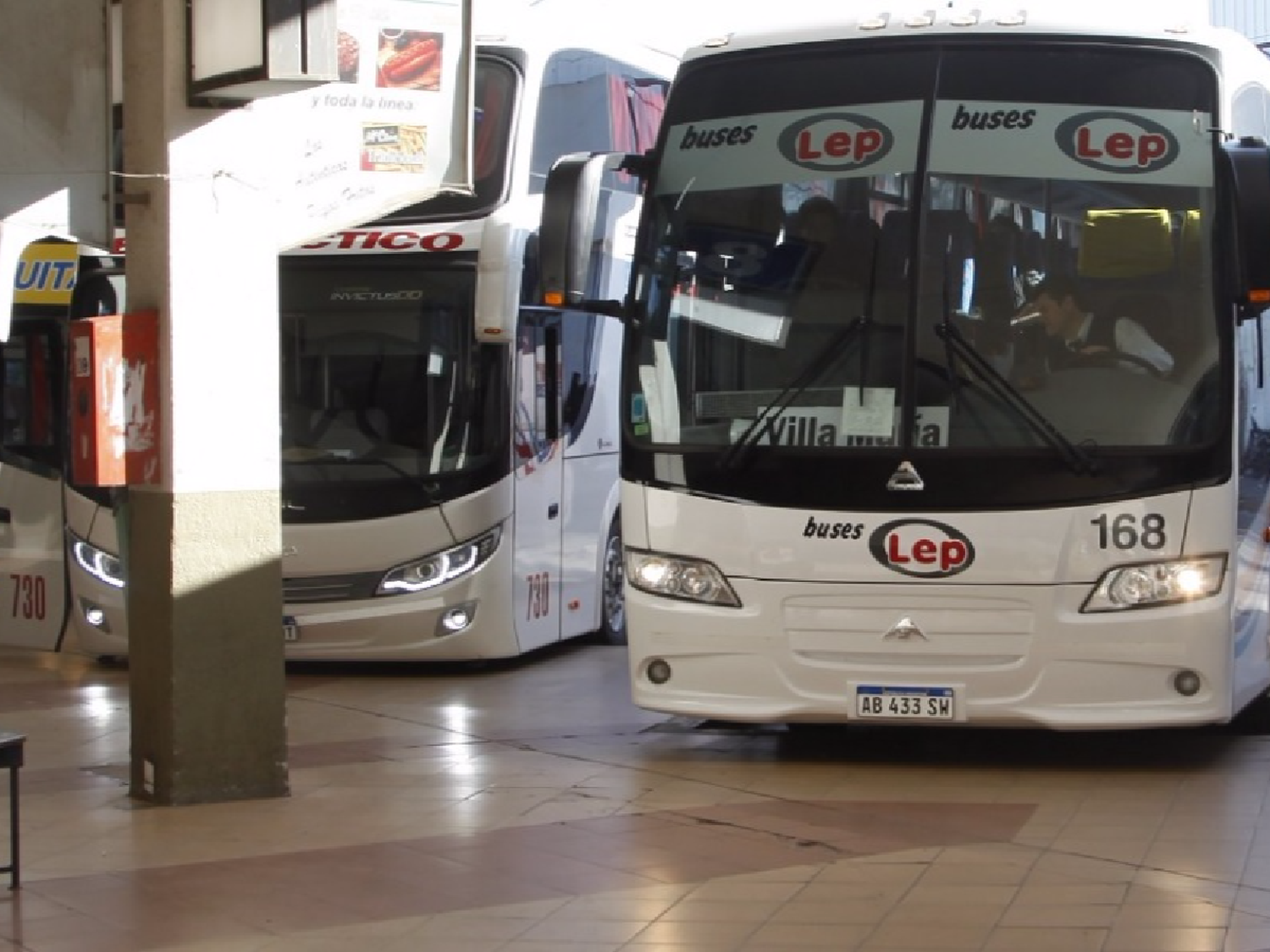 Choferes de Buses Lep iniciaron un paro por un reclamo salarial