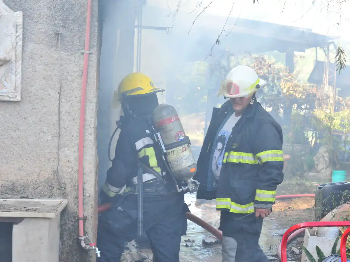 Bomberos combatieron un incendio en el galpón de una vivienda 