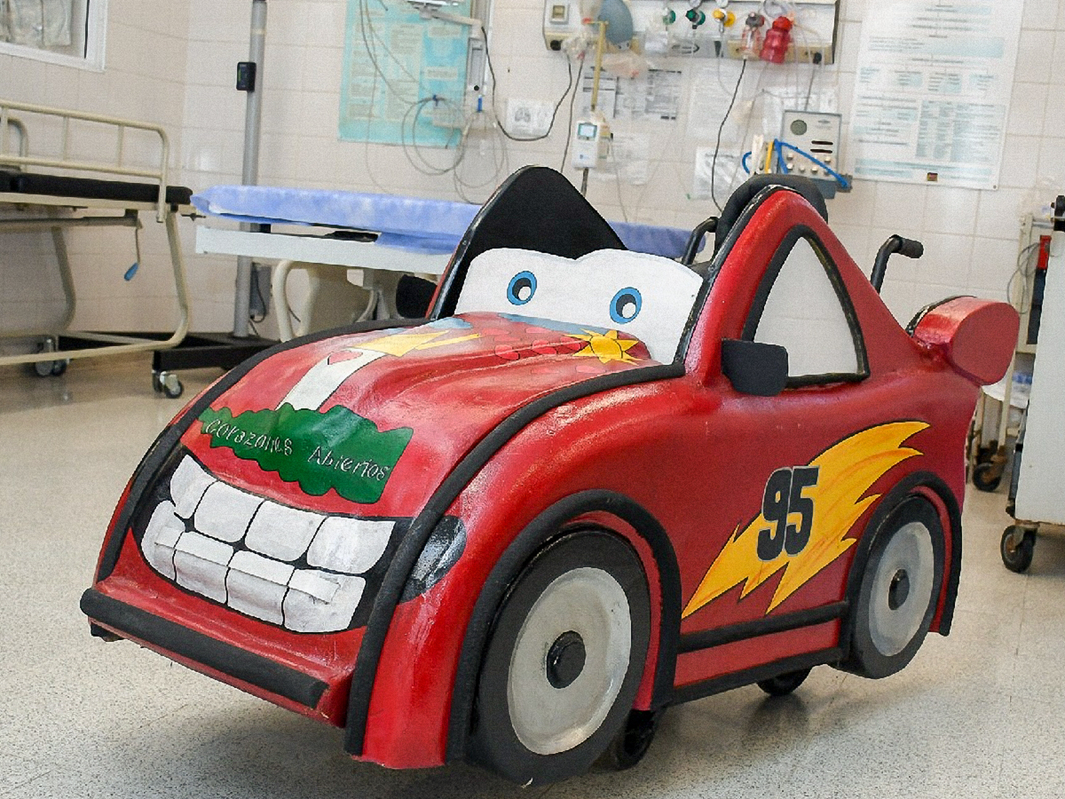 Presos fabricaron una silla de ruedas del Rayo McQueen para Hospital de Niños de La Plata
