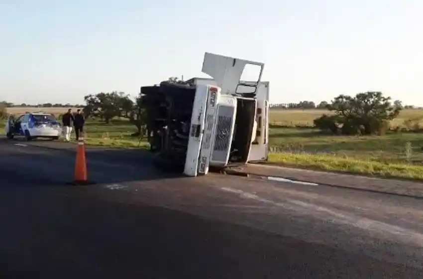 Un camión perdió sus ruedas y volcó en medio de la autopista a Santa Fe
