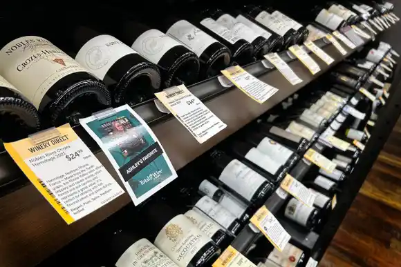 Trump tiene en la mira en el  champán y vinos de la UE: amenaza con IMPONER ARANCELES DE 200%