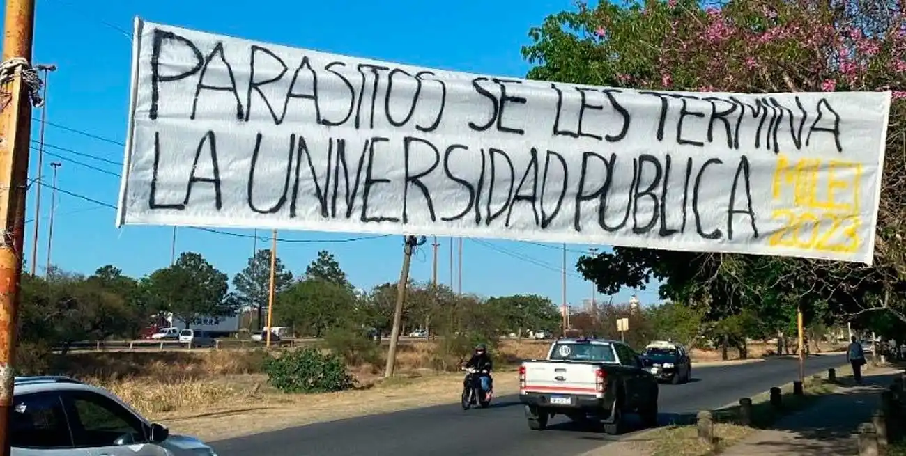 El cartel colocado en adyacencias del complejo educativo de barrio El Pozo, de la ciudad de Santa Fe.