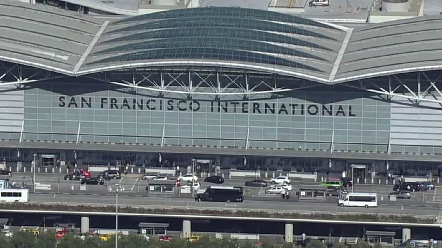 ATAQUE CON CUCHILLO deja tres personas heridas en el aeropuerto de San Francisco, en EE.UU.