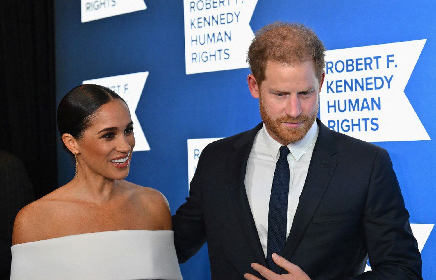 Harry y Meghan tildan de «golpe de comunicación» disculpa de diario The Sun
