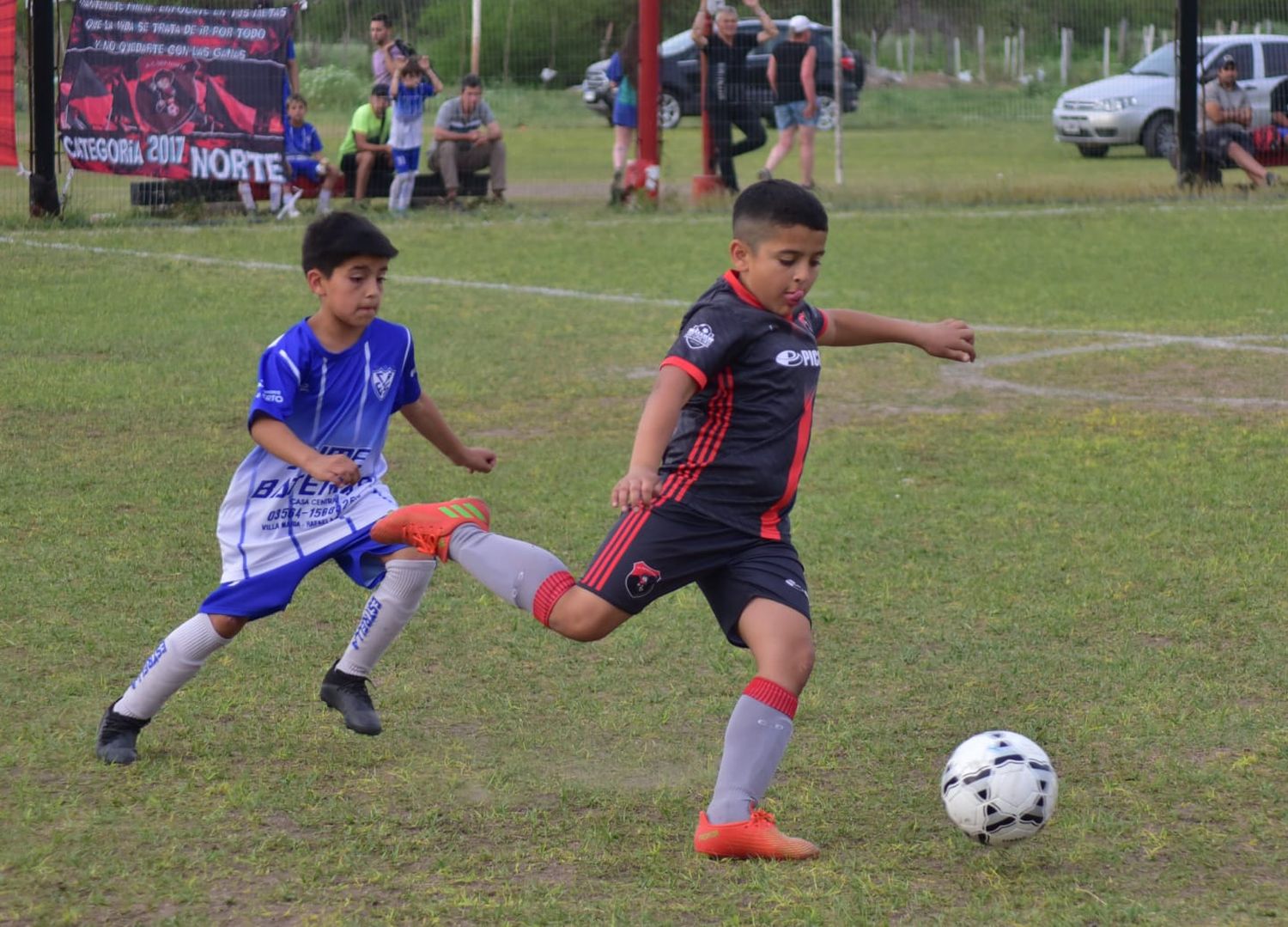 Los más chicos disfrutaron de una tarde a puro fútbol.