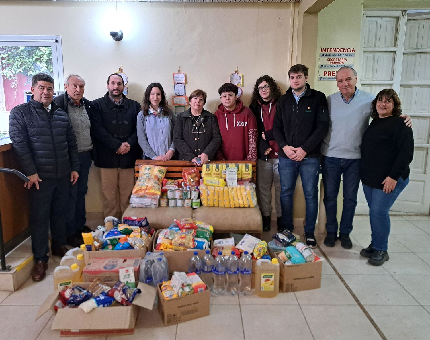 La entrega de los alimentos se realizó en la municipalidad de Villa Cañás.