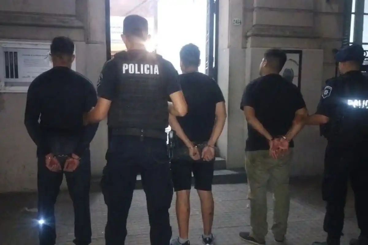 A los detenidos se le inició una causa por "robo en poblado y en banda".