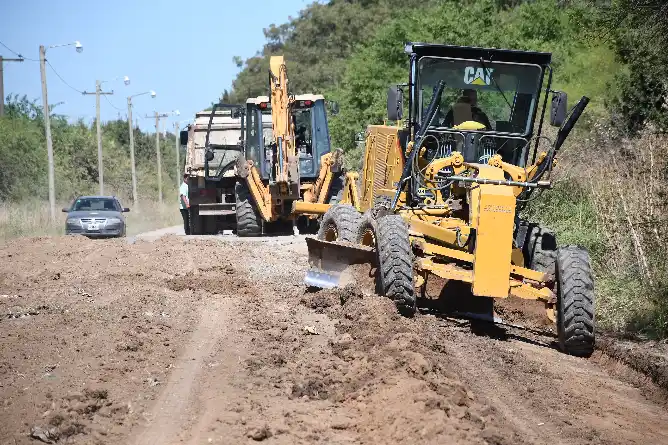 Trabajos de mantenimiento vial en La Esmeralda y el acceso entre la costanera y la Ruta 20