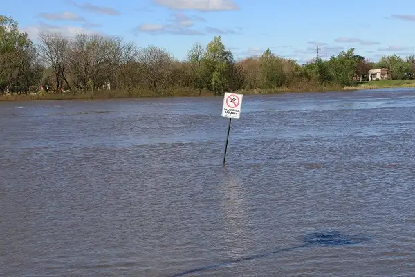 El río creció con fuerza por las lluvias, pero se espera que desagote pronto
