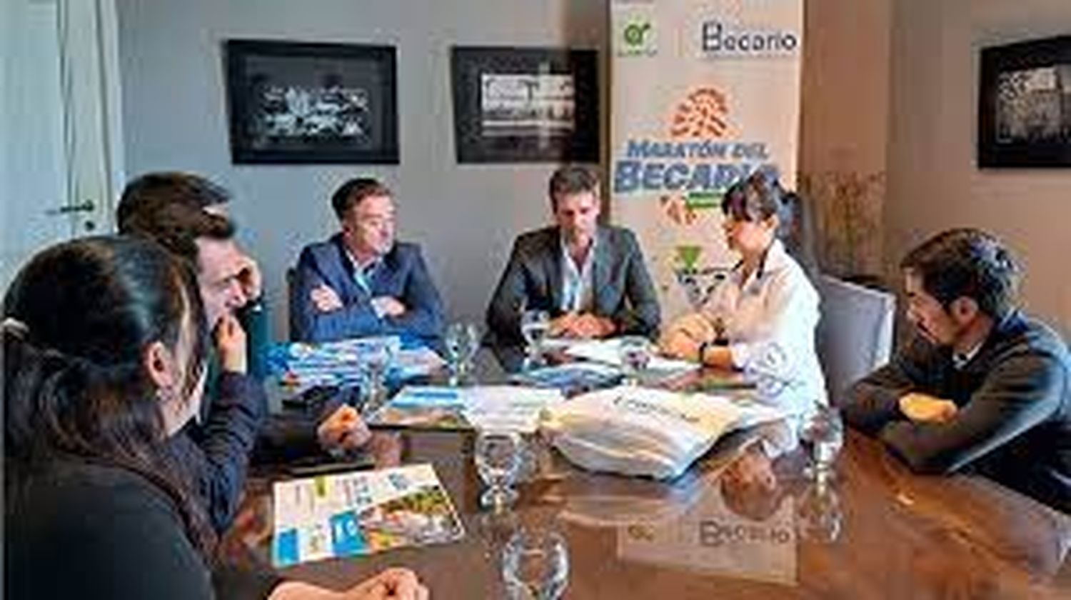 Becario promueve junto a municipios la participación en su tradicional Maratón