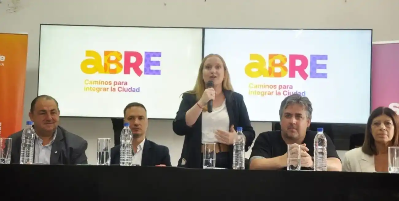 La ministra Tejeda en la apertura de sobres del plan Abre para barrio San Lorenzo, junto a los ministros de Seguridad, Pablo Cococcioni, y de Obras Públicas, Lisandro Enrico: el intendente Juan Pablo Poletti y la presidenta de la Cámara de Diputados Clara García.