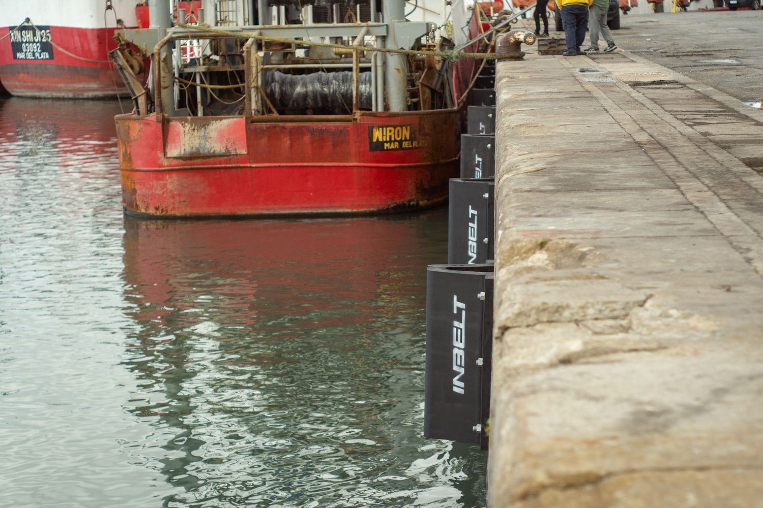 Aumenta la seguridad en el Puerto local con la colocación de defensas para muelles