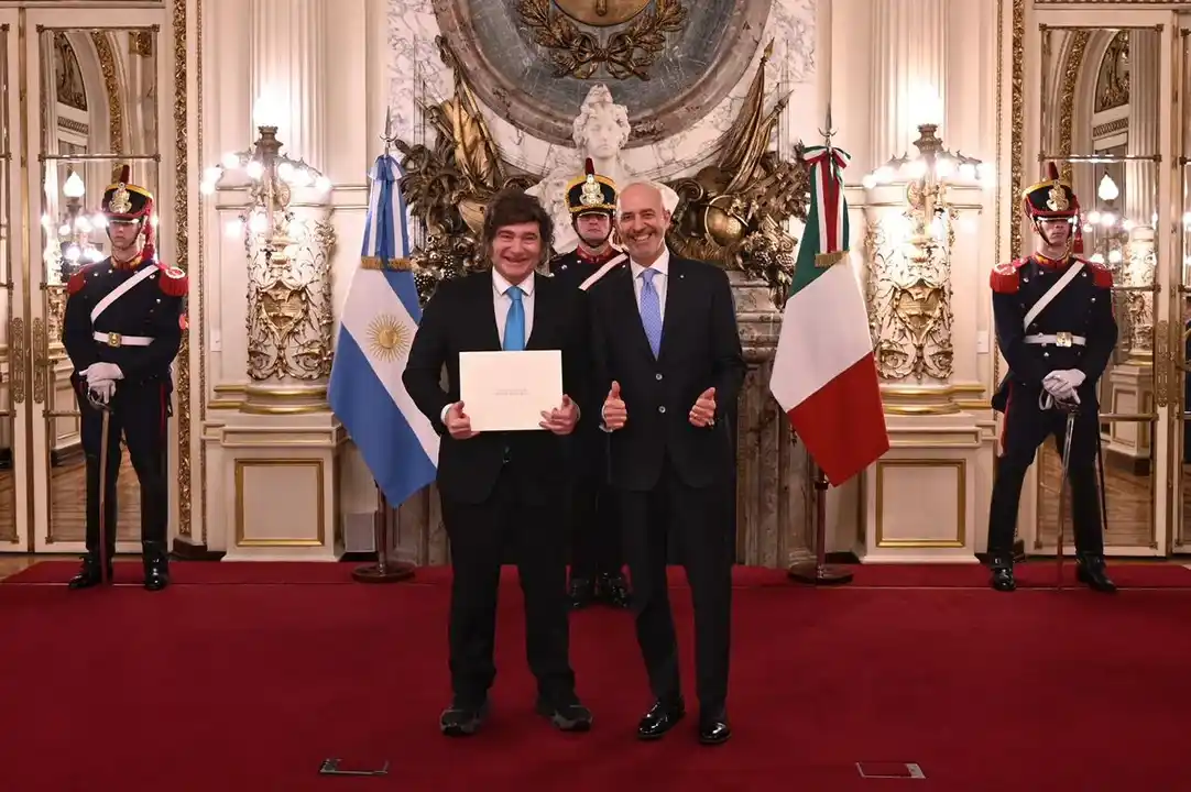 El nuevo embajador de Italia le entregó las cartas credenciales a Javier Milei