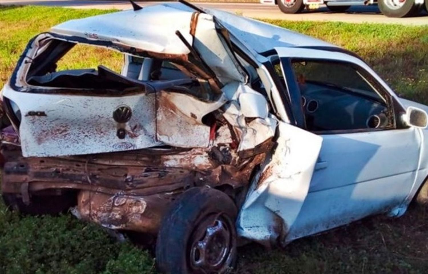 Tres personas sufrieron heridas en un violento impacto entre dos autos en la Autovía Artigas