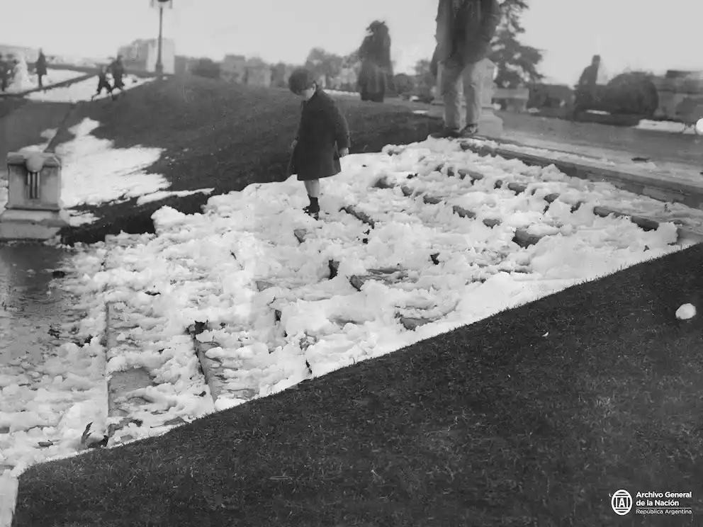 En el Rosedal, en Palermo. Foto: Archivo General de la Nación