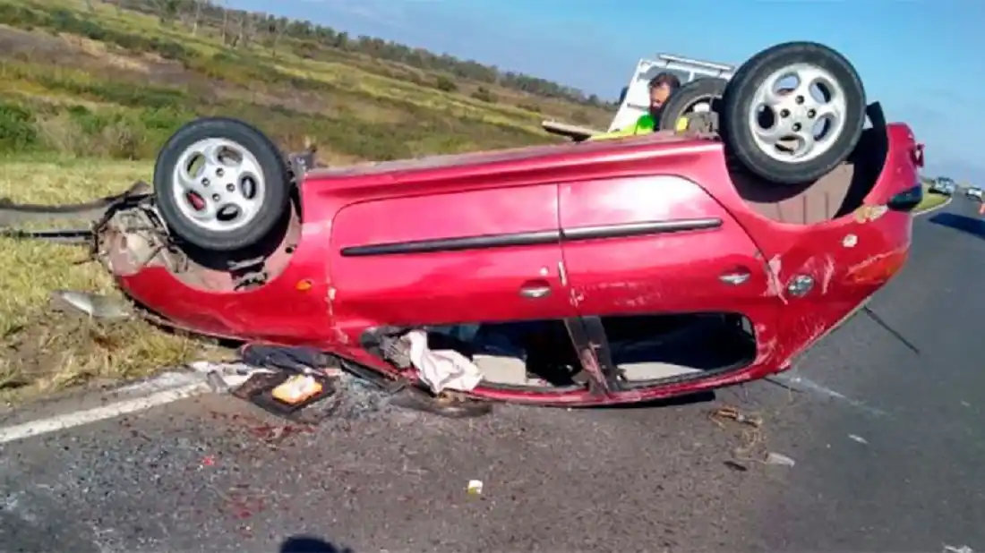 Un auto volcó tras chocar contra un camión en el enlace Victoria - Rosario