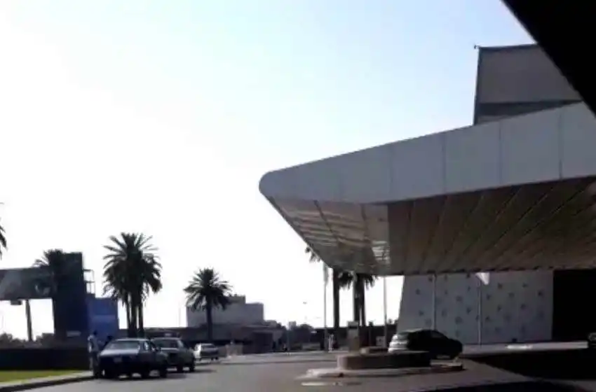 Piden a la municipio más controles por remises truchos en la explanada del casino