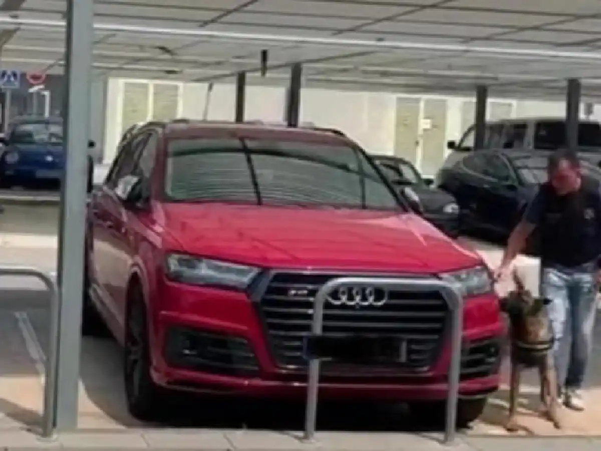 Falsa amenaza de bomba en los autos de Messi y Suárez