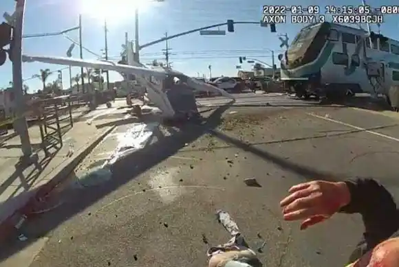 Rescatan a piloto que estrelló avioneta contra las vías de un tren antes de ser arrollado