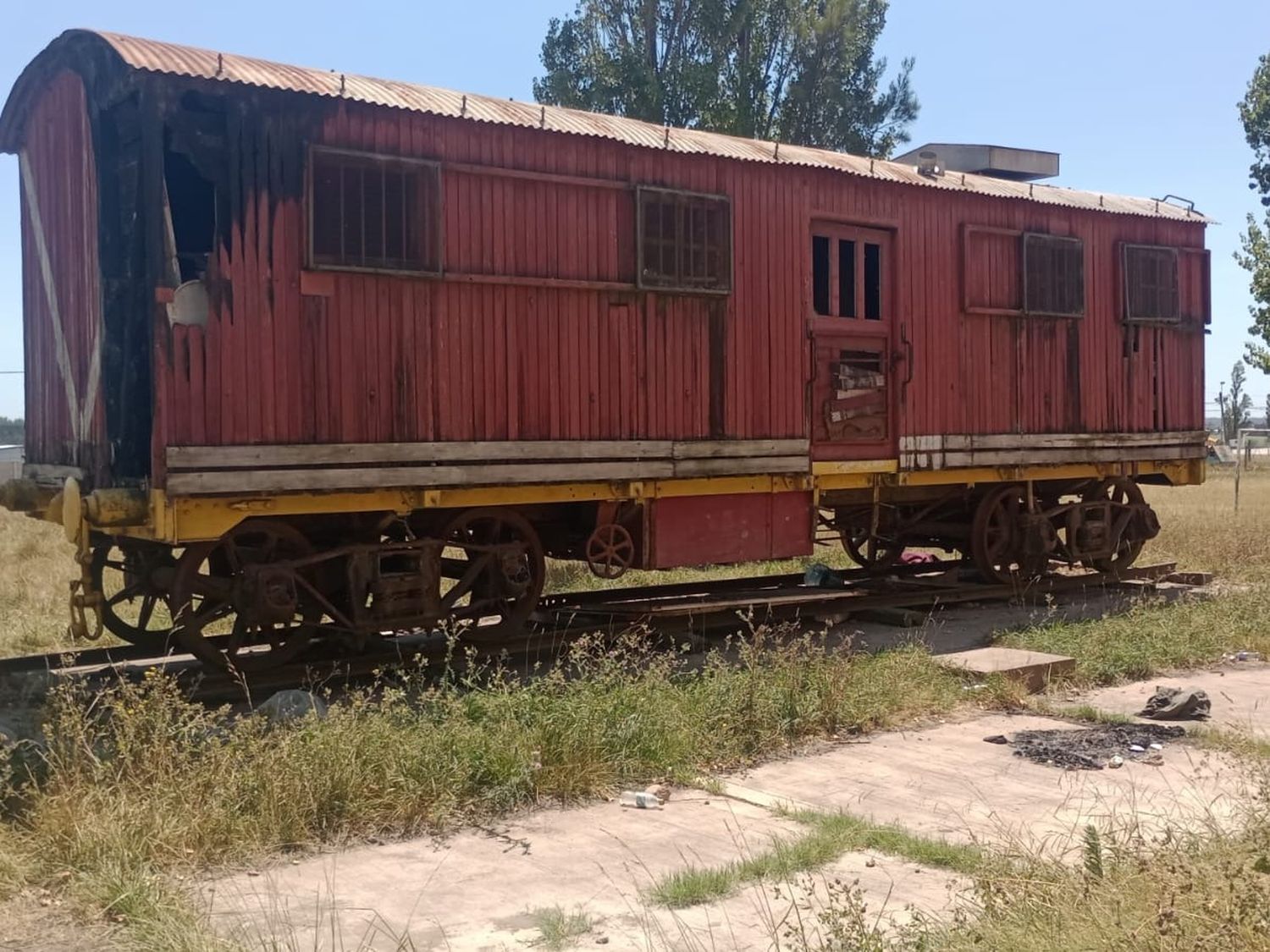 El vagón que, según contaron los vecinos, se utiliza como aguantadero.