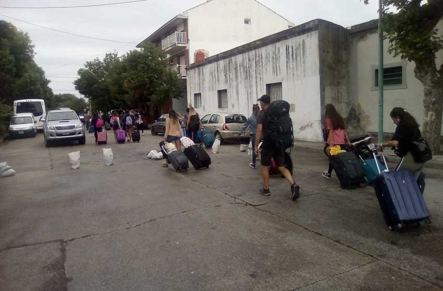 Reclaman que se resuelva de “forma urgente” el conflicto con los maleteros en la terminal de micros