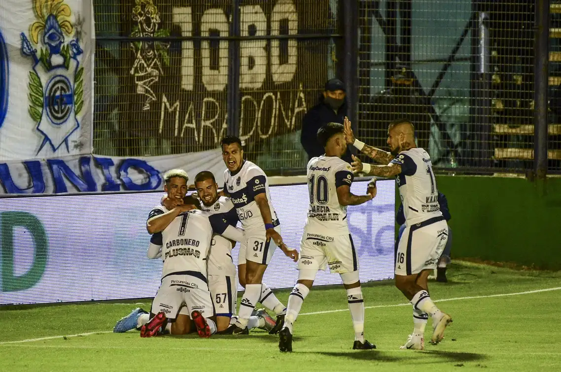 Regalo de cumpleaños: Gimnasia goleó a Patronato el día del cumple de Maradona