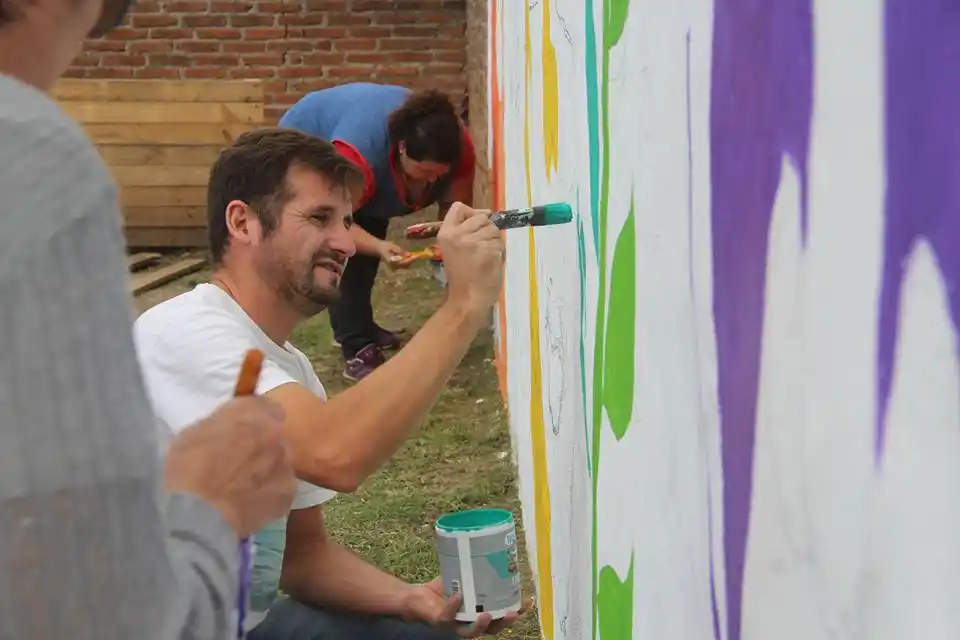 Pintaron un mural y siguen mejorando una plaza