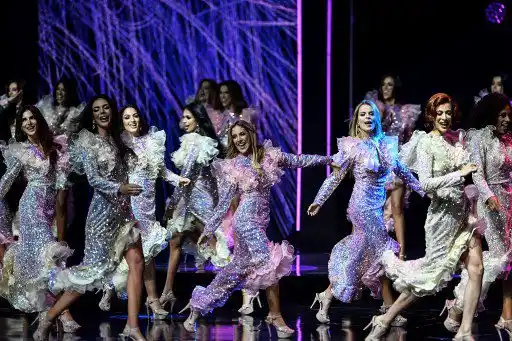 Brillo, cristales, lentejuelas y mucho glamur derrocharon las 24 candidatas a la corona. 