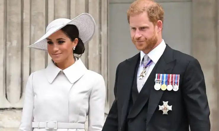 En la lista de invitados sí figuran Carlos III y Camila, además de Guillermo y Kate Middleton.