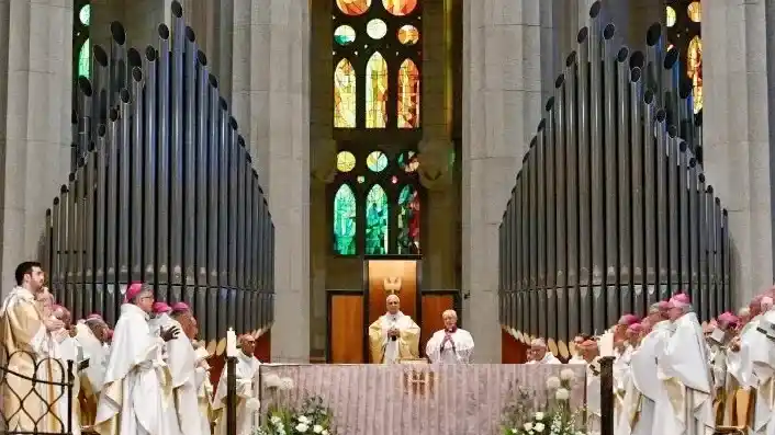 Barcelona: El Papa inaugura la Torre de Cristo, la más alta de la Sagrada Familia