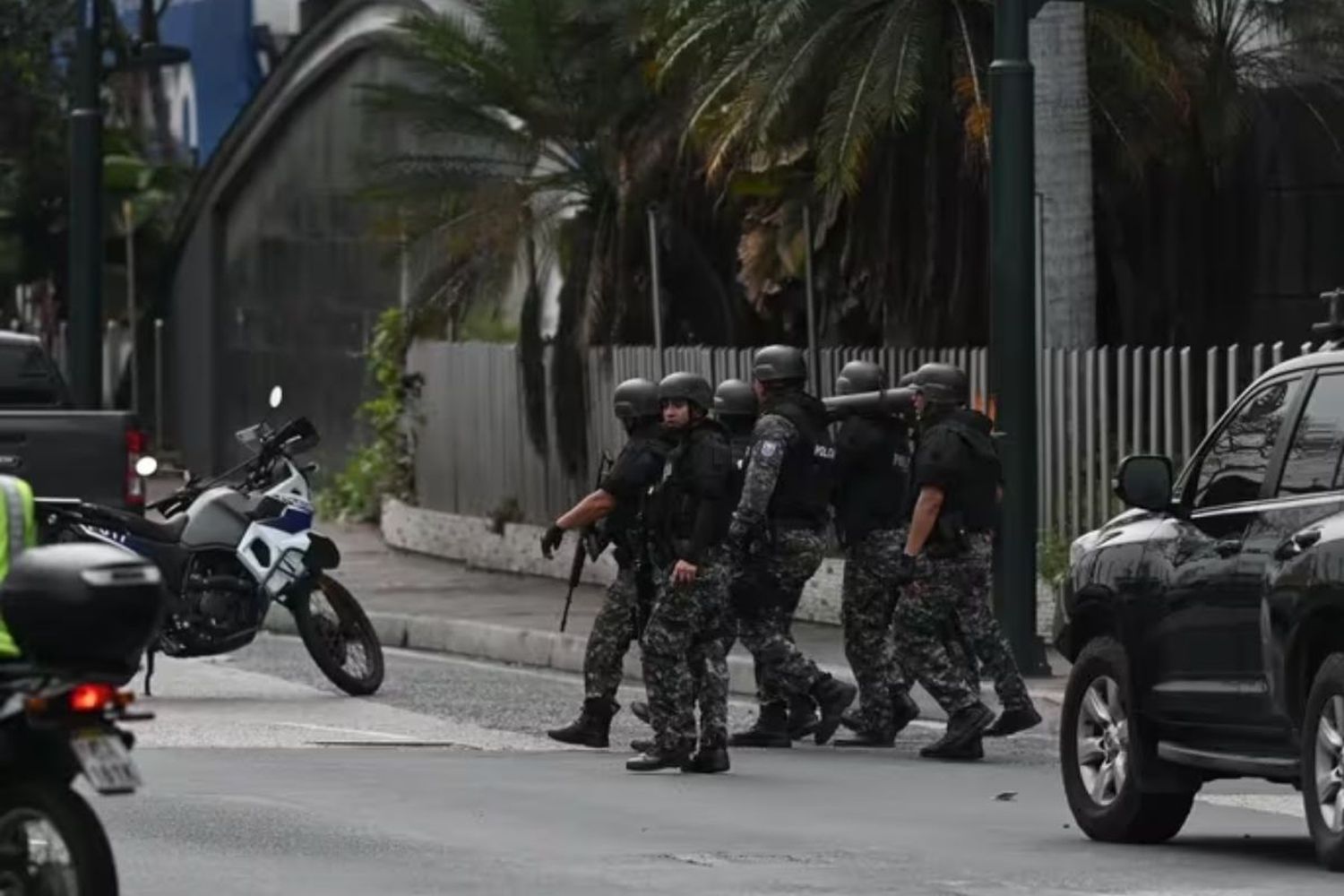 En medio de los sucesos, se reportó que uno de los heridos es un oficial de policía que recibió un disparo