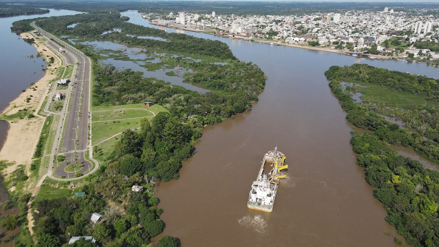 Se realizan tareas de mantenimiento del dragado frente al puerto de Concepción del Uruguay