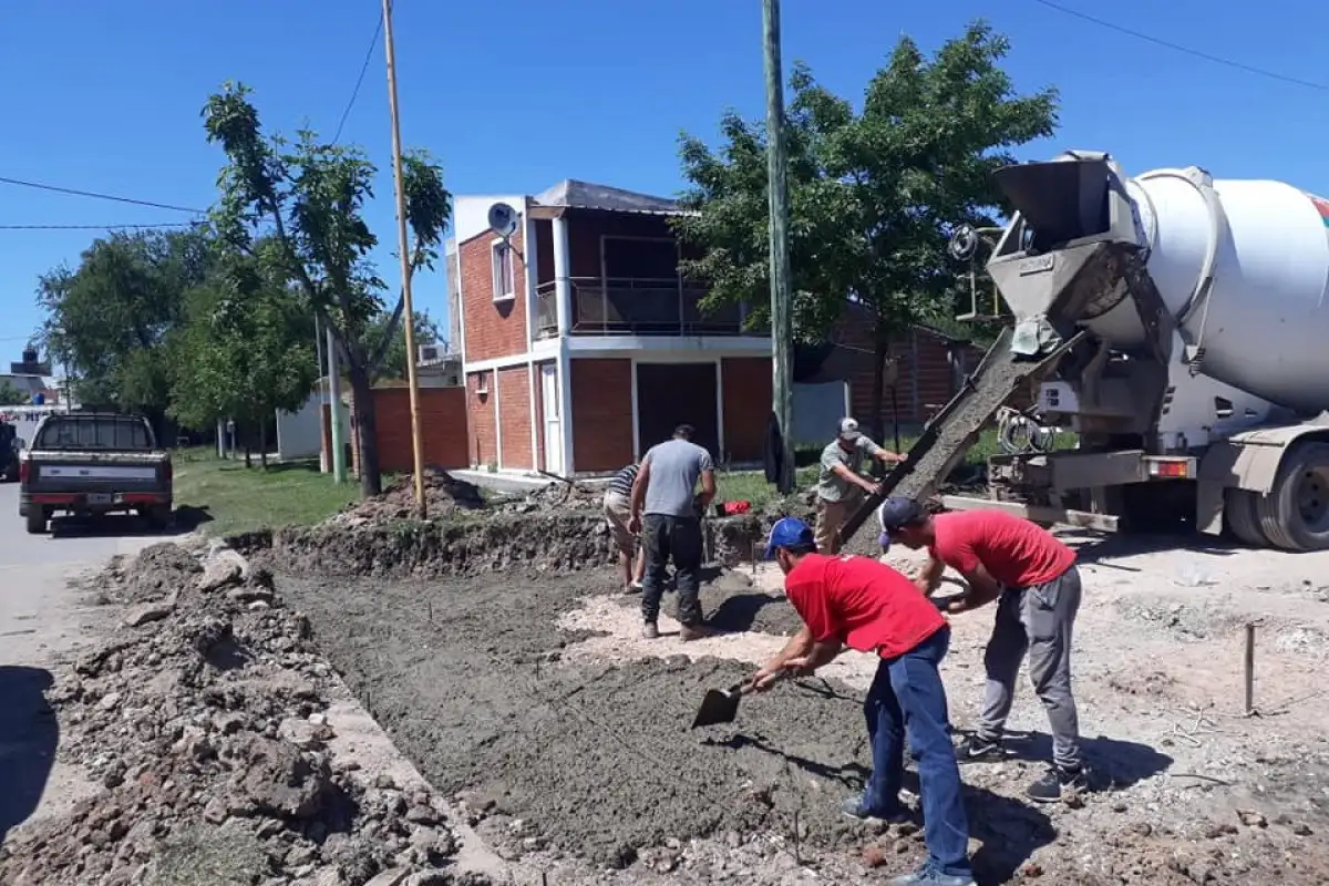 Avanzan obras de cordón cuneta y enripiado en distintos puntos de la ciudad