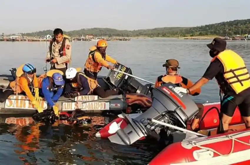 Por una selfi, se cayeron del bote sobrecargado y murieron