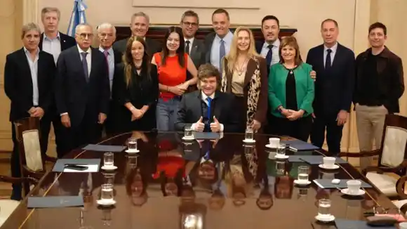 Milei reorganizó la estructura del Gobierno y dispuso cambios en Jefatura de Gabinete y en tres ministerios