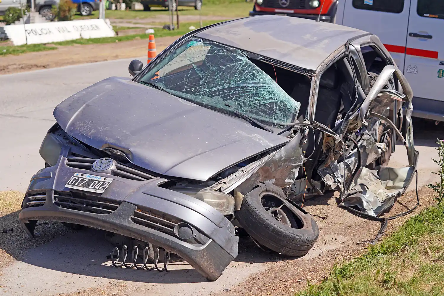 El vehículo Volkswagen Gol. Registró los mayores daños materiales, tras el impacto frontal y vuelco.