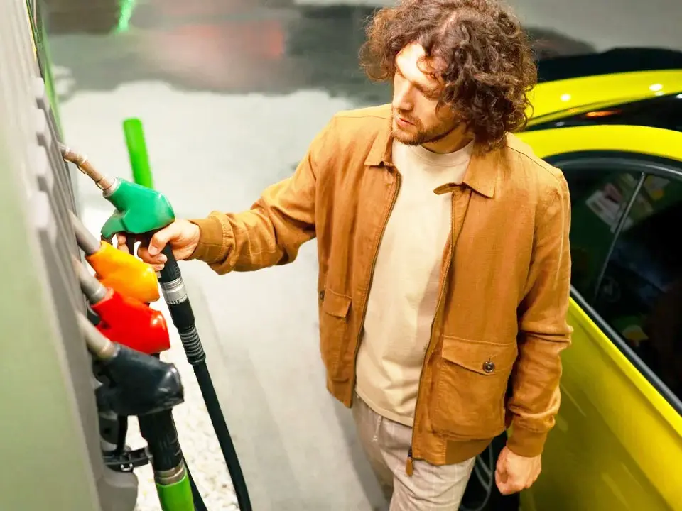 Fijan las condiciones que deberán cumplir las estaciones de servicio  para el autodespacho de combustible