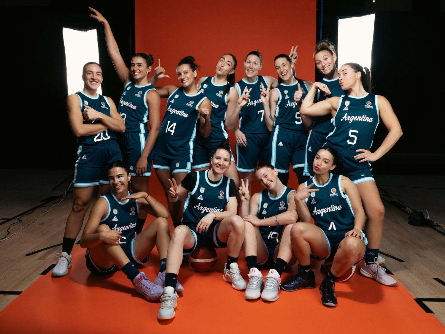 La Selección Femenina tuvo su sesión de fotos para disputar el Premundial de Estambul partir del miércoles a las 8:30. Foto: @cabboficial