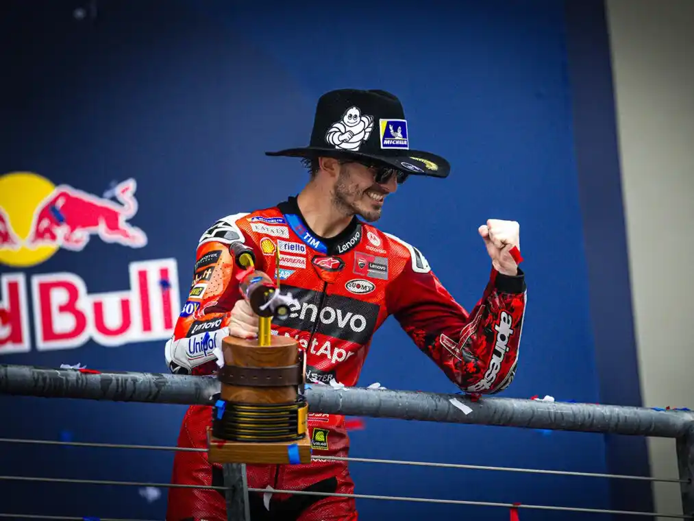 Pecco Bagnaia celebrado en el podio de Austin . Foto: MotorBike Magazine