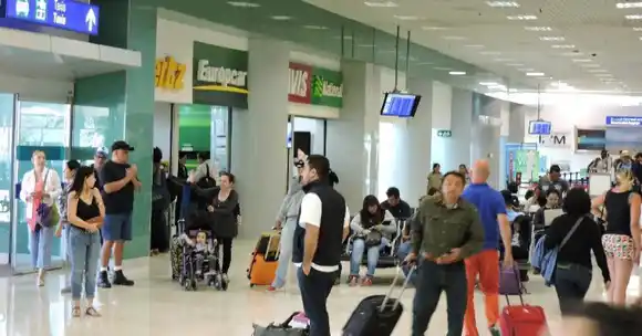 Coyotes mueven a migrantes desde el aeropuerto de Medellín