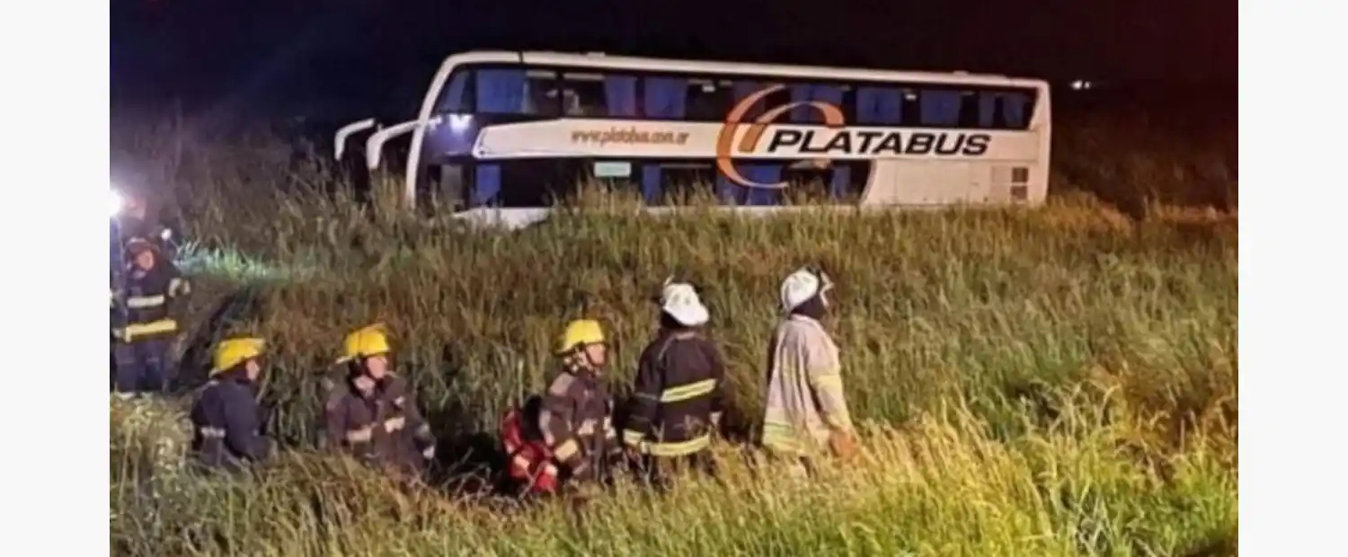 Tragedia en la ruta 2: un muerto y 14 heridos al despistar un micro que iba a la Costa