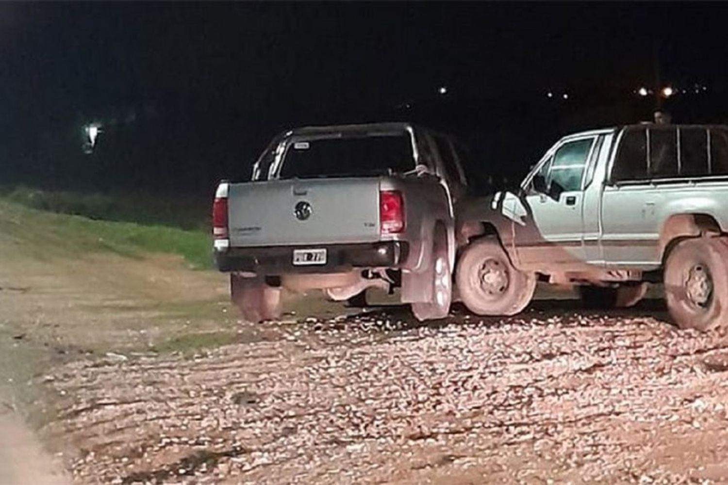 Violento choque entre dos camionetas: un hombre y su pequeña hija fueron hospitalizadas