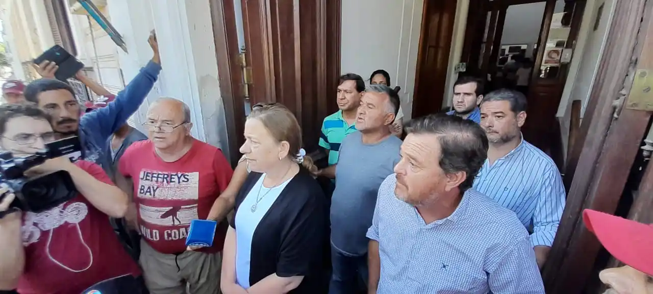 Trabajadores reclamaron falta de pago en el Municipio