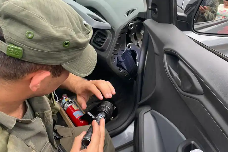 Personal de Gendarmería inspecciona el tablero del auto donde fue hallada la droga. Fotos: Gendarmería