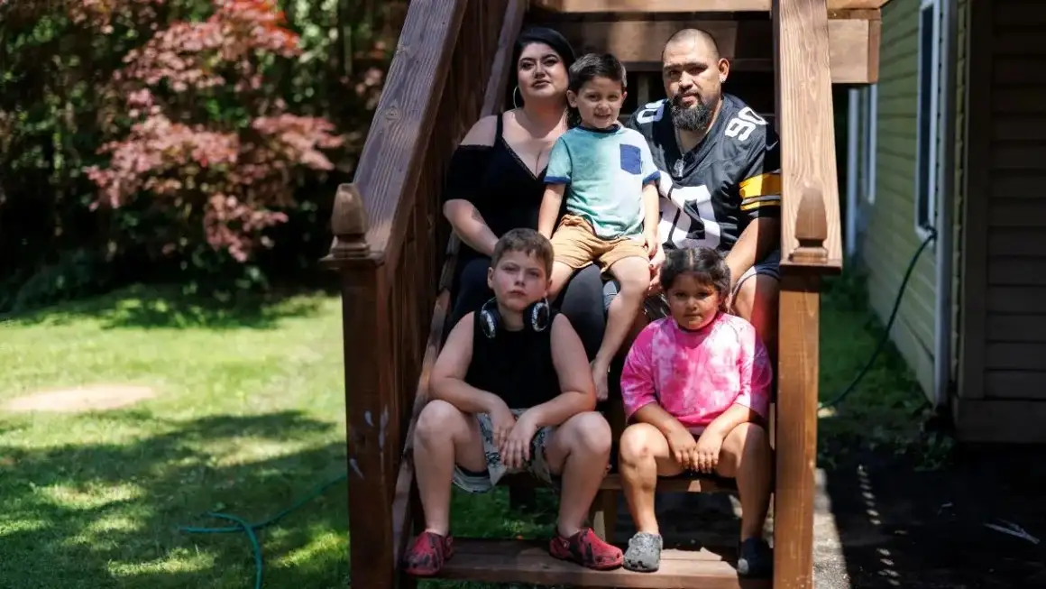 Julio y Sasha Mendoza posan para un retrato junto a sus hijos Graycen, de 8 años, Suri, de 5, y Junior, de 4, durante una fiesta de despedida en Mt. Lebanon, Pensilvania, mientras la familia se prepara para "autodeportarse" a México. Quinn Glabicki para CNN