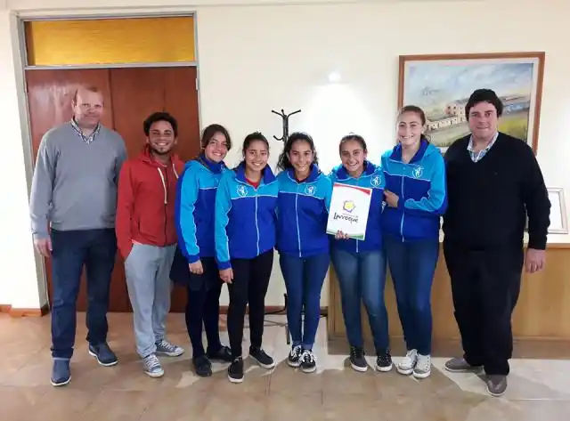 Se brindó apoyo a jugadoras
de hockey que participarán
en un torneo nacional
