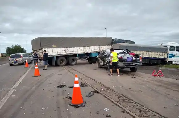 Impactante choque entre un camión que transportaba cereales y una camioneta