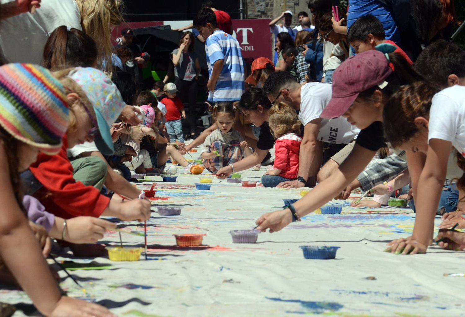 Un centenar de chicos pintó la extensa bandera.