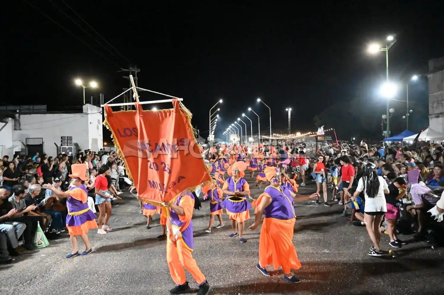 Una multitud de vecinos disfrutó de la primera noche de los Corsos Populares Matecito 2026