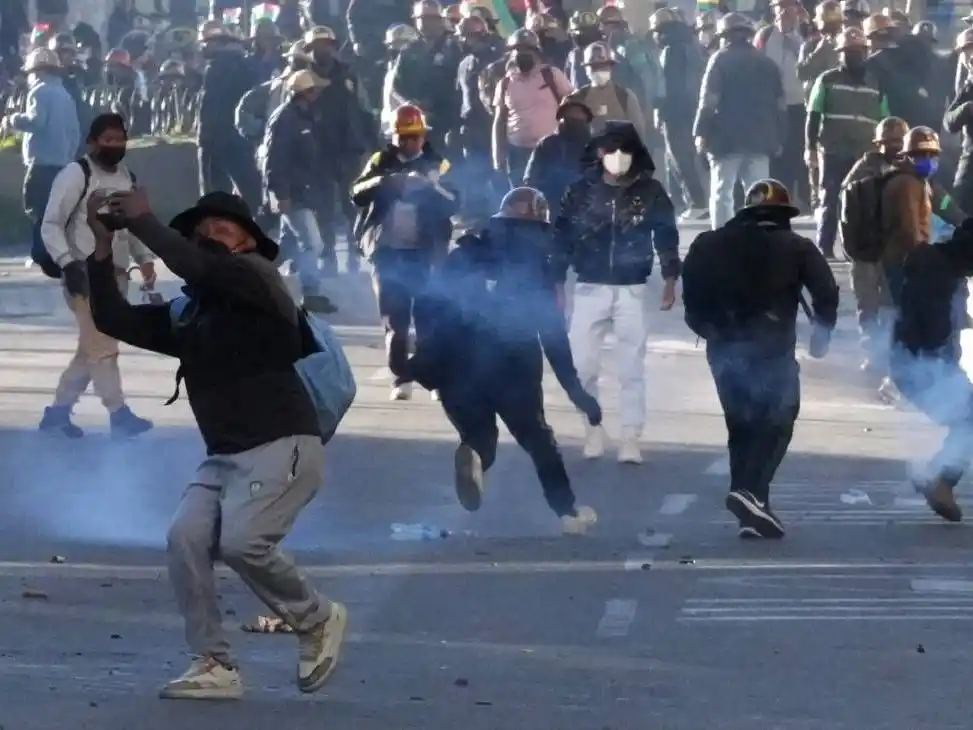 Crecen las protestas en Bolivia y el presidente Paz resolvió intervenir con militares.